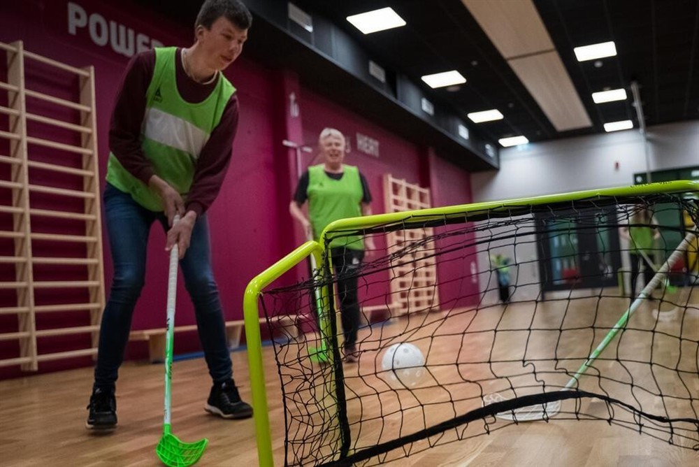 Noen elever fra videregående skole spiller landhockey - Klikk for stort bilde